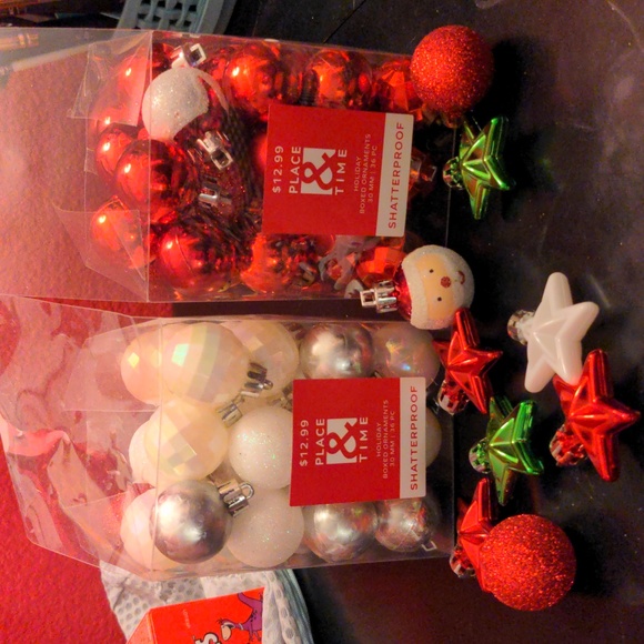 Mix of small red and white ornaments, open box but not used - Picture 1 of 4
